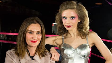 Glow Star Betty Gilpin Dishes On Liberty Bell S Makeup Learn How