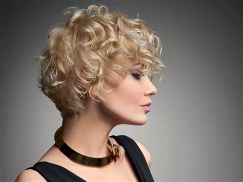 Short Hairstyle With Sweet Curls Blonde Hair