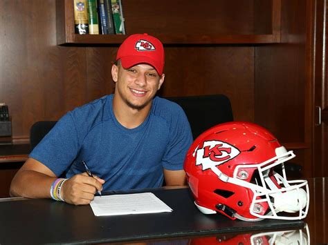 Qb Patrick Mahomes Signs Rookie Contract With Kansas City Chiefs