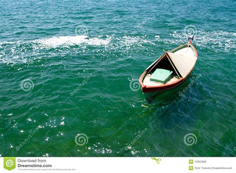kleine boot op het water stock afbeelding image  reis