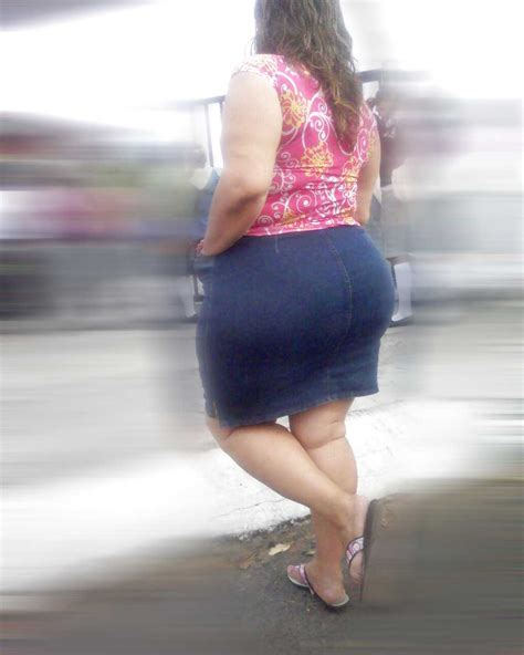 una madura culona en falda en la calle