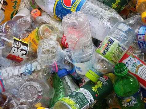 pet flessen van  gerecycled plastic plastic soup foundation