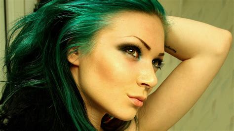 Девушка зеленоволосая с пирсингом в носу и татуировкой на руке обои