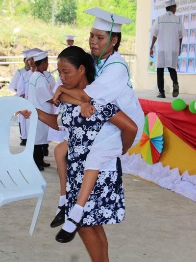 foto viral ibu gendong putri yang lumpuh saat wisuda bikin netizen nangis