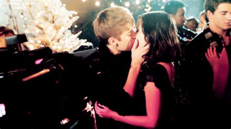 selena gomez watched justin kiss another girl for mistletoe video surfme