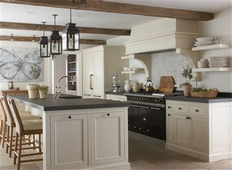 colonial style kitchen  distinctive feature  chic interior