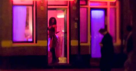 tourists in amsterdam red light district ordered to turn their backs on