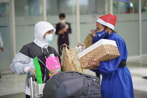 Look Ofws At Naia Receive Special T Hampers In Spirit Of Filipino