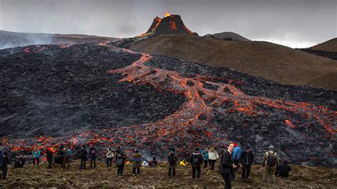 iceland volcano brings tourists  edge  lava flow ksdkcom