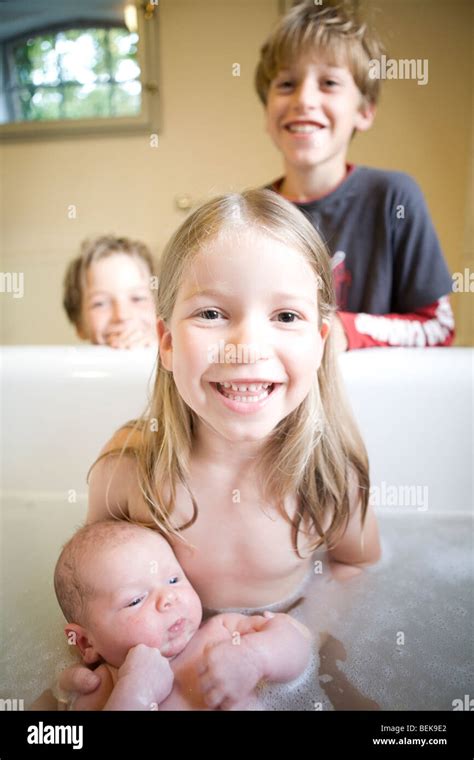 frères et soeur à l heure du bain avec le nouveau bébé photo stock alamy