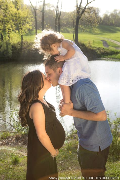 mommy and daddy kissing aubrey in between kissing the bump and nina