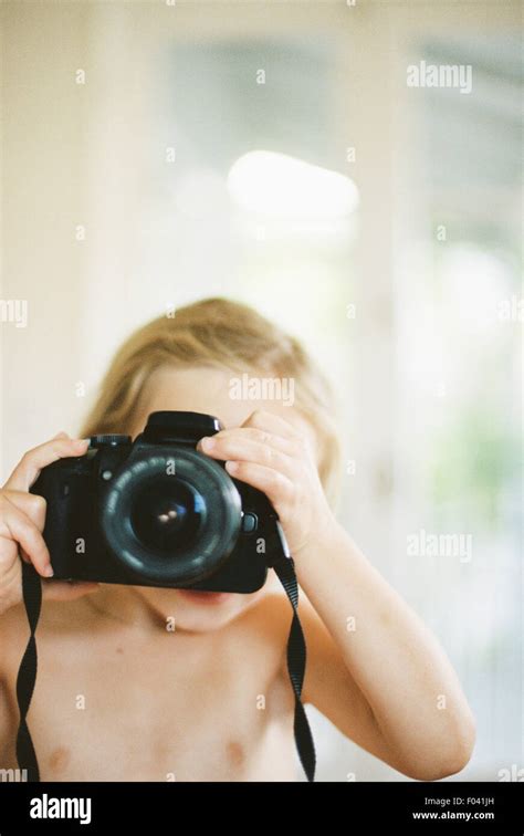 junge nackte mädchen mit einer kamera fotografieren stockfotografie alamy