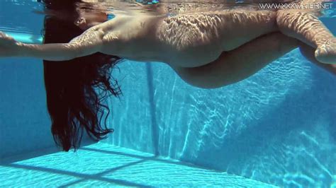 underwater show andreina de luxe swims naked and beautiful