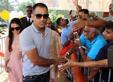 photos dhoni visits temple in us says tendulkar like god to all of