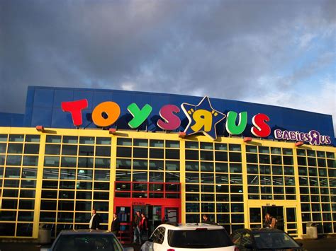 toys   tells customer   scan  drivers license  accept  return