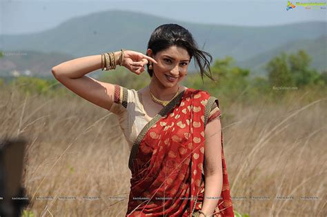 eppadi manasukkul vanthai movie actress tanvi vyas hot saree side view navel photos cinebulk