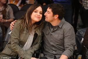 jason biggs can t take his eyes off pregnant wife jenny mollen daily mail online