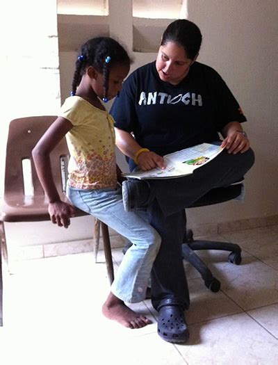 Amor En Accion Missionary Jeannette Victoria Reads Along With A New