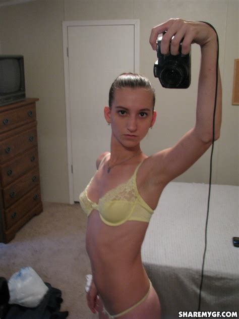 skinny girlfriend takes selfshot pictures in the mirror pichunter