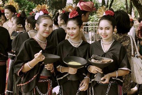 kain tenun songket sukarara pakaian adat khas lombok