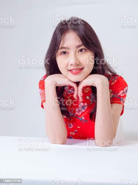 potret wanita muda asia yang mengenakan gaun cheongsam qipao