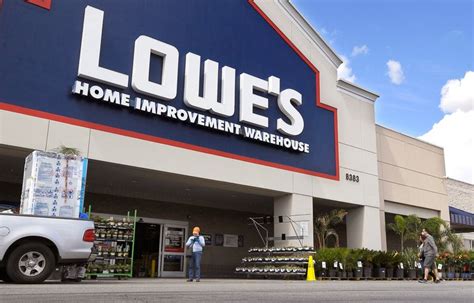lowes retooled  business pays    pandemic