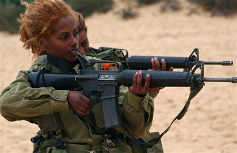 chicks who love guns female soldier idf women israeli female soldiers