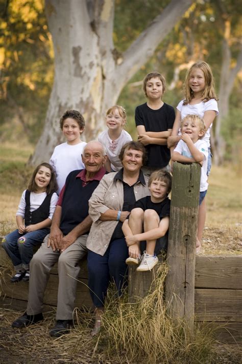 grandparents portraits family photoshoot poses large family  family photoshoot