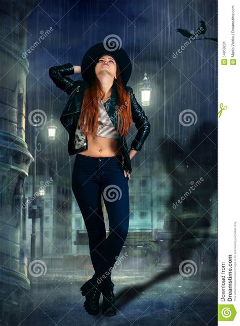 Meisje In De Hoed In De Regen Stock Afbeelding Afbeelding Bestaande