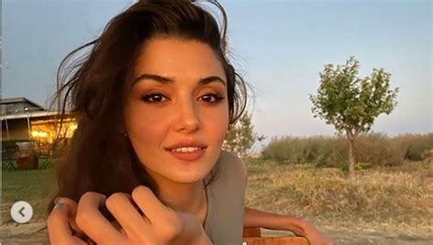 Two Poses Of Hande Erçel Received More Than 1 Million
