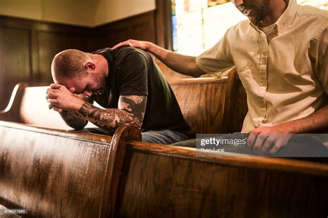 Uomo Di Pregare Insieme In Chiesa Foto Stock Getty Images