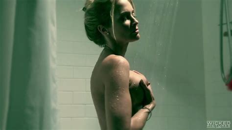 Perfect Blonde Milf Jessica Drake Masturbates In Shower