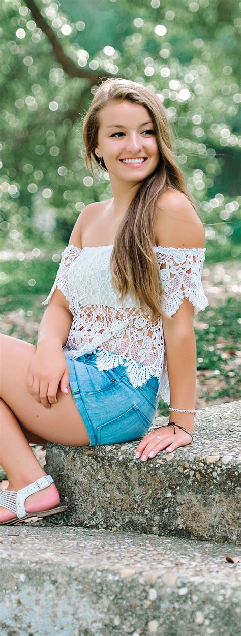senior picture ideas for girls white top and blue shorts green