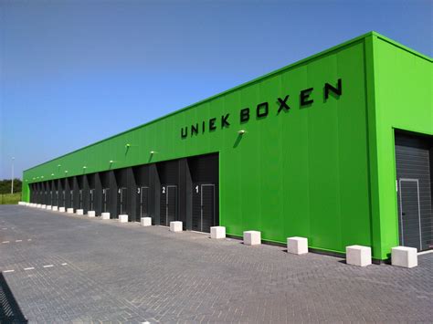 large green building   word unekboxen   side