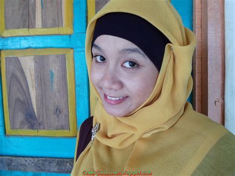 Foto Sekretaris Muda Cantik Memakai Hijab Jilbab Kantor