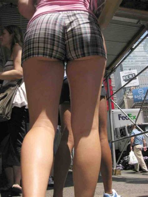 girls in tight shorts candid