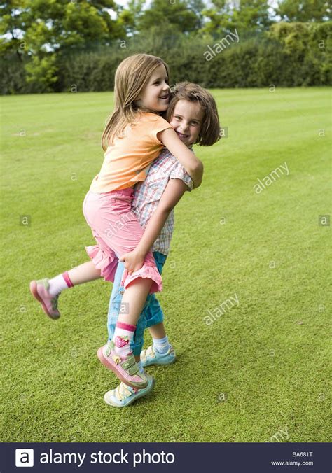 laden sie dieses alamy stockfoto wiese mädchen spielt zwei tiraden