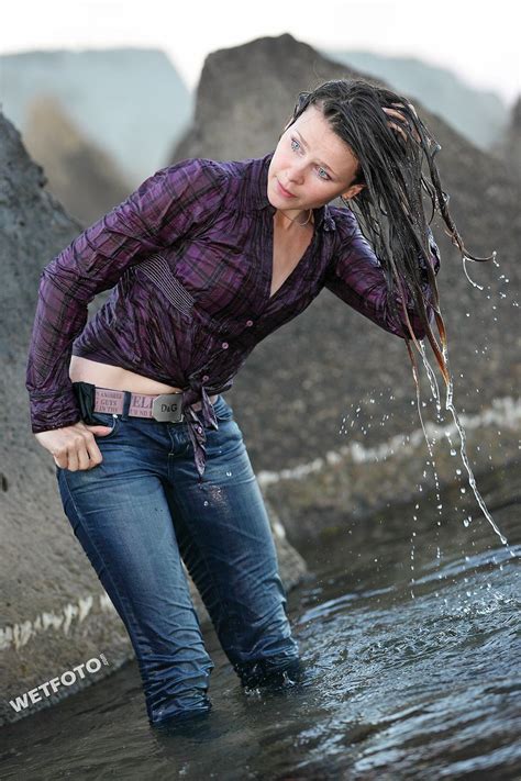 235 Active Girl Wetlook Dancer Girls Dressed In Tight Jeans And