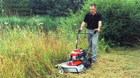 vooraanzicht van ruwterreinmaaier  gebruik door model tuinlocatie grass cutter lawn
