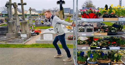 jonge bloemist plaatst onverkochte bloemen op graven plaatselijke kerkhof