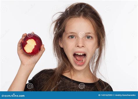 belle fille de huit ans émotive avec une pomme séance photo dans le