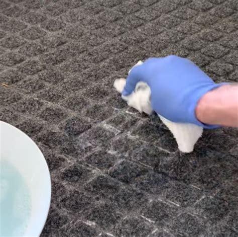 clean vomit   carpet  baking soda  vinegar