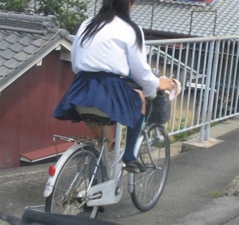女子高生の自転車パンチラ盗撮画像集 東京パンチラ通り
