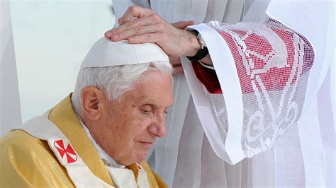 benoit xvi fete ses  ans de pretrise avec le pape francois portail