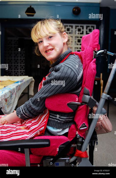 Behindertes Mädchen Im Rollstuhl London Uk Stockfotografie Alamy