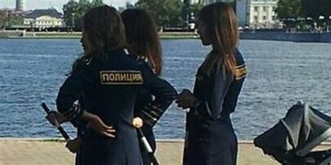 ロシア警察、女性警官たちの「服装の乱れ」に警告
