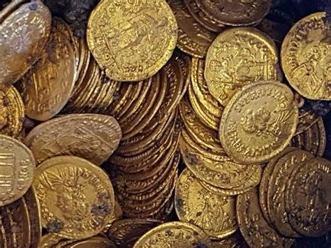 amphora  hundreds  gold coins     italy