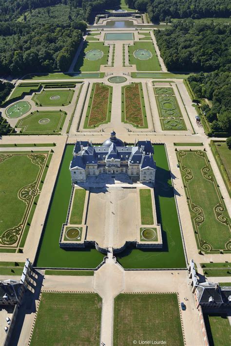 vue aerienne de vaux le vicomte par lionel lourdel jardin francais chateau les chateaux de