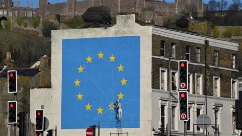 brexit muurschildering van banksy verwijderd van gebouw  engels dover boek cultuur nunl