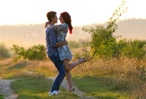 รูปภาพ ที่เดิน สาว ทุ่งหญ้า เด็กผู้ชาย ความรัก จูบ คู่ กอด